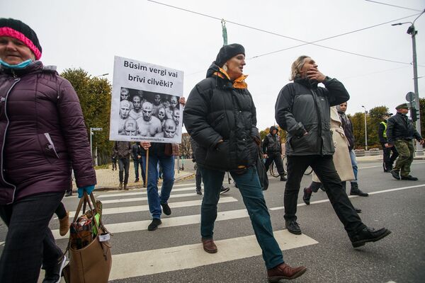 Ковид-диссиденты становятся пятой колонной в Латвии - Sputnik Латвия