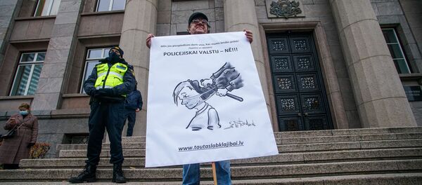 В Риге прошел марш против ношения масок - Sputnik Латвия