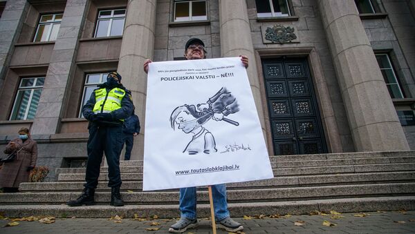 В Риге прошел марш против ношения масок - Sputnik Латвия