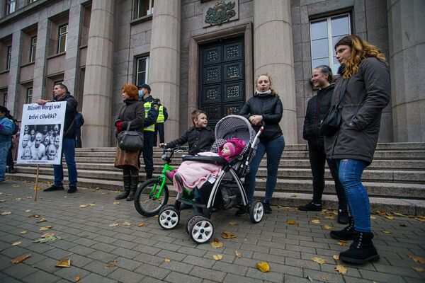 Ковид-диссиденты становятся пятой колонной в Латвии - Sputnik Латвия