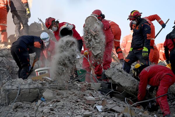 Спасатели ищут жертв под завалами после землетрясения в Измире, Турция - Sputnik Латвия