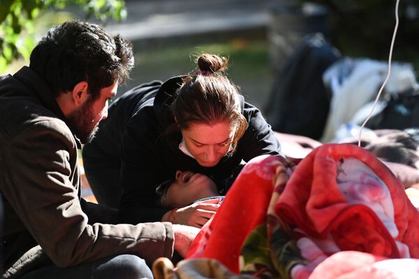 Женщина плачет по родителям, погибшим в результате землетрясения в турецком Измире - Sputnik Латвия