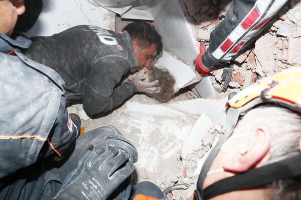 Спасатели вытаскивают четырехлетнюю Айду Гезгин почти через четверо  суток из-под завала после землетрясения в Измире, Турция - Sputnik Латвия