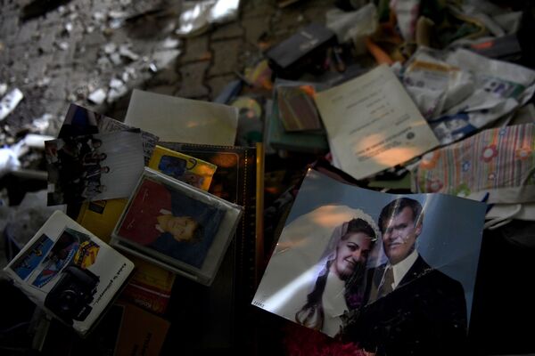 Семейные фотографии, найденные поисково-спасательными группами на месте обрушившегося здания в Измире - Sputnik Латвия