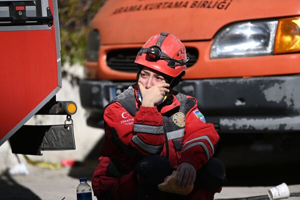 Спасатель на месте обрушившегося в результате землетрясения здания в Измире - Sputnik Латвия