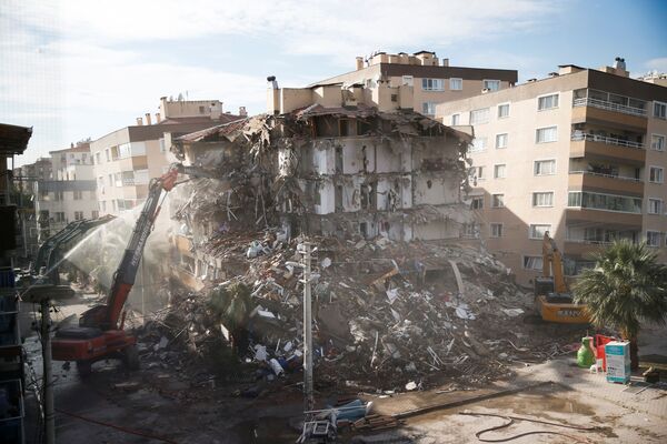 Разрушенное в результате землетрясения здание в турецком Измире - Sputnik Латвия