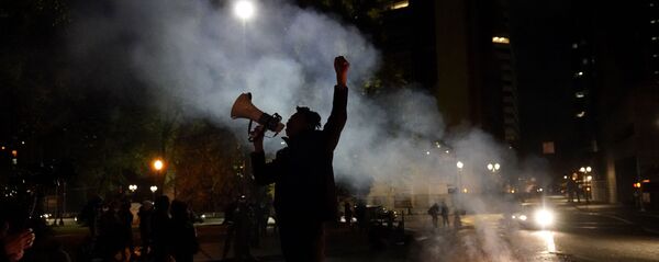 Протесты в день выборов в Портленде, штат Орегон - Sputnik Latvija