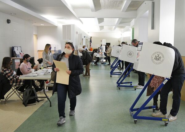 Избиратели во время голосования на выборах президента США на одном из избирательных участков в Нью-Йорке - Sputnik Латвия