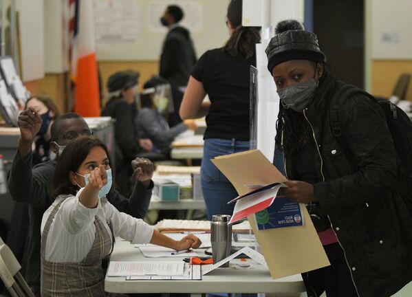 Избирательница во время регистрации для голосования на выборах президента США на одном из избирательных участков в Нью-Йорке - Sputnik Латвия