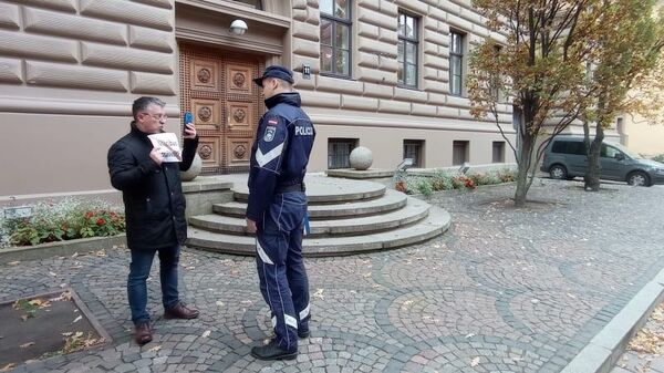 Жернова латышского и провальный учебный год в Латвии: активист вышел на пикет к Сейму - Sputnik Латвия