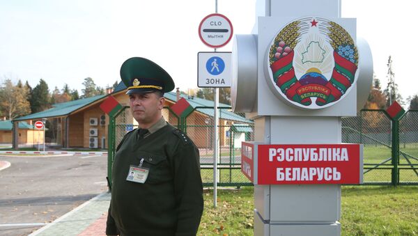 Пограничник у пограничного перехода между Беларусью и Польшей Переров - Sputnik Латвия