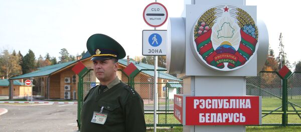 Пограничник у пограничного перехода между Беларусью и Польшей Переров - Sputnik Латвия