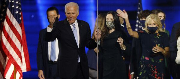 Кандидат в президенты от демократов Джо Байден - Sputnik Латвия