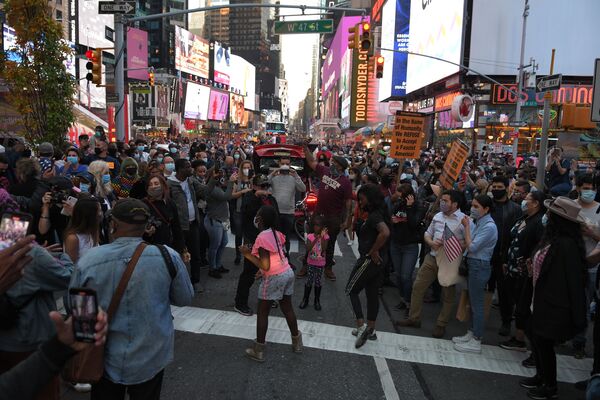 Люди на Таймс-сквер в Нью-Йорке после новостей о победе на выборах президента США кандидата от Демократической партии Джозефа Байдена - Sputnik Латвия