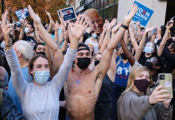 Люди на улице Филадельфии после объявления о победе на выборах президента США кандидата от Демократической партии Джозефа Байдена - Sputnik Латвия