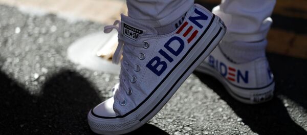 Сторонник Джо Байдена в Сан-Франциско на президентских выборах в США Сторонник Джо Байдена в Сан-Франциско на президентских выборах в США - Sputnik Latvija