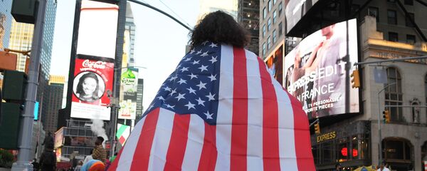 Люди на одной из улиц в Нью-Йорке после новостей о победе на выборах президента США кандидата от Демократической партии Джозефа Байдена - Sputnik Латвия