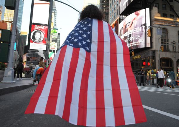 Люди на одной из улиц в Нью-Йорке после новостей о победе на выборах президента США кандидата от Демократической партии Джозефа Байдена - Sputnik Латвия