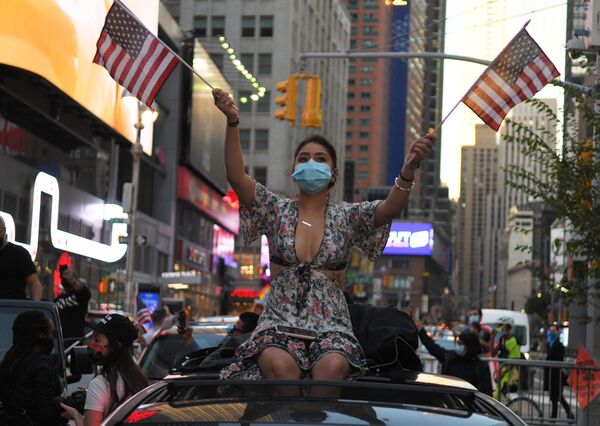 Девушка на одной из улиц в Нью-Йорке после новостей о победе на выборах президента США кандидата от Демократической партии Джозефа Байдена - Sputnik Латвия