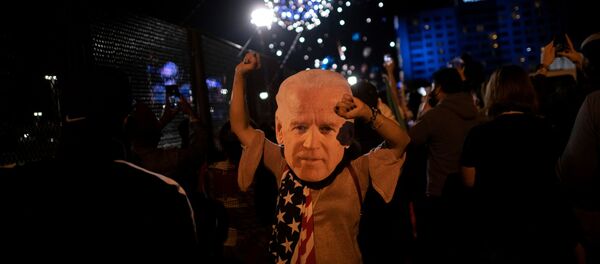 Сторонники Джо Байдена празднуют победу на выборах, Уилмингтон, штат Делавэр Сторонники Джо Байдена празднуют победу на выборах, Уилмингтон, штат Делавэр - Sputnik Латвия