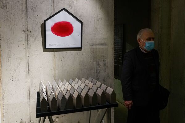 Больше никогда: в музее Жаниса Липке открылась выставка Кров - Sputnik Латвия