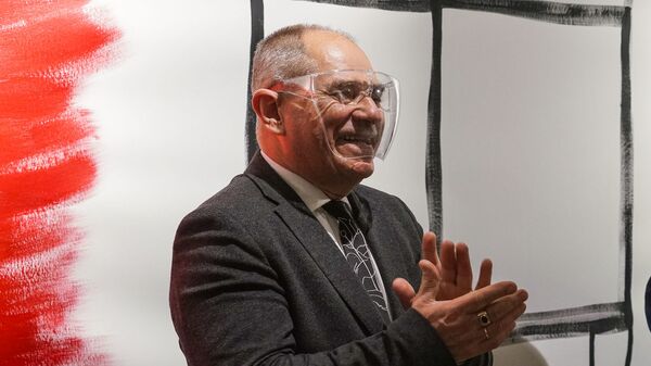 Бывший премьер Марис Гайлис, стоявший у истоков создания мемориала Липке, и художница Диана Димза-Димме на открытии выставки - Sputnik Латвия