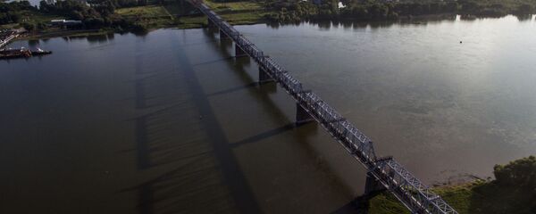 Железнодорожный мост через реку Обь в Новосибирске - часть Транссибирской железнодорожной магистрали Железнодорожный мост через реку Обь в Новосибирске - часть Транссибирской железнодорожной магистрали - Sputnik Latvija