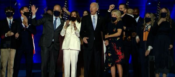 Байден объявил о победе, но Трамп не сдается: чем грозит конфликт при передаче власти Байден объявил о победе, но Трамп не сдается: чем грозит конфликт при передаче власти - Sputnik Latvija