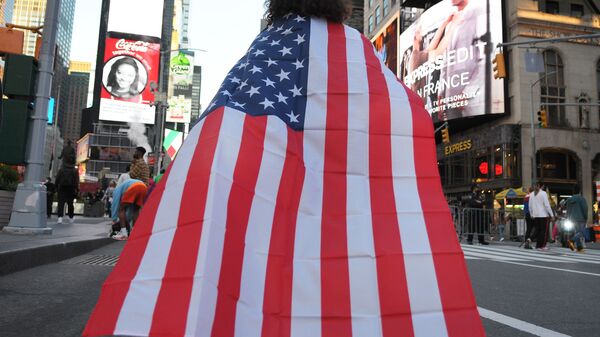 Люди на одной из улиц в Нью-Йорке после новостей о победе на выборах президента США кандидата от Демократической партии Джозефа Байдена - Sputnik Латвия