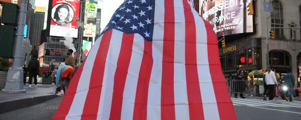 Люди на одной из улиц в Нью-Йорке после новостей о победе на выборах президента США кандидата от Демократической партии Джозефа Байдена Люди на одной из улиц в Нью-Йорке после новостей о победе на выборах президента США кандидата от Демократической партии Джозефа Байдена - Sputnik Latvija