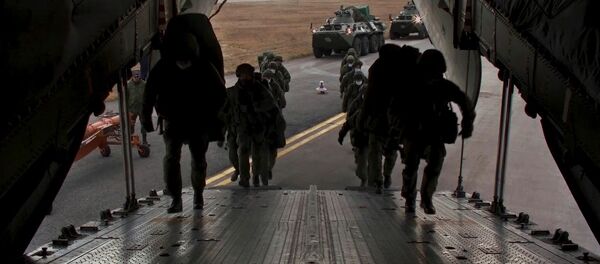 Погрузка военной техники и личного состава в тяжелые военно-транспортные самолеты Ил-76 на аэродроме Ульяновск-Восточный - Sputnik Латвия