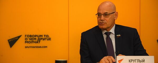 Член комитета по социальной политике СФ РФ, заслуженный врач России Владимир Круглый Член комитета по социальной политике СФ РФ, заслуженный врач России Владимир Круглый - Sputnik Latvija