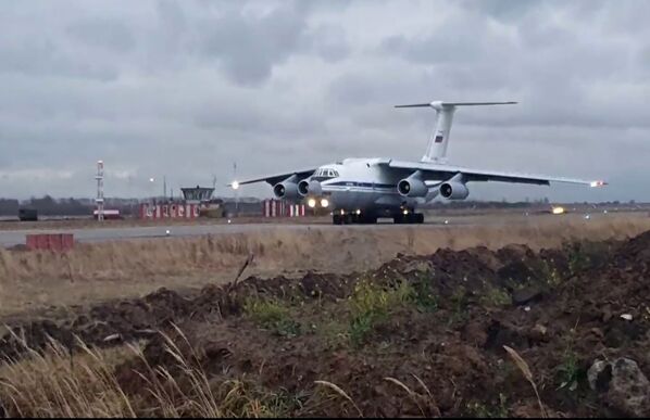 Smagā kara transporta lidmašīna Il-76 ar militāro tehniku un karavīriem Uļjanovsk-Vostočnij aerodromā - Sputnik Latvija
