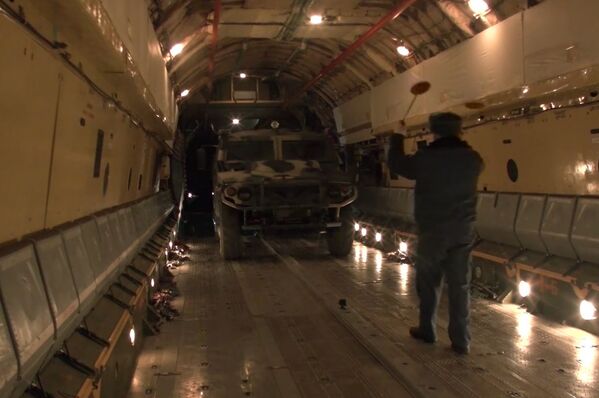Kara tehnikas iekraušana un personālsastāva sēšanās smagajās kara transporta lidmašīnās Il-76 Uļjanovsk-Vostočnij aerodromā - Sputnik Latvija