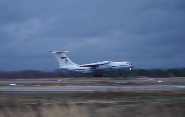 Smagā kara transporta lidmašīna Il-76 ar militāro tehniku un karavīriem Uļjanovsk-Vostočnij aerodromā - Sputnik Latvija