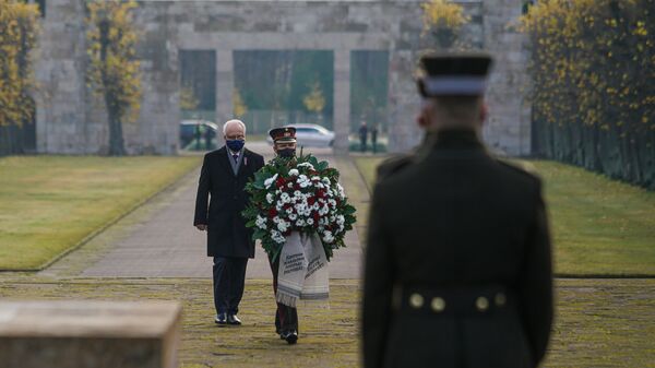 Президент Латвии Эгилс Левитс на Братском кладбище в Риге почтил память павших воинов - Sputnik Латвия