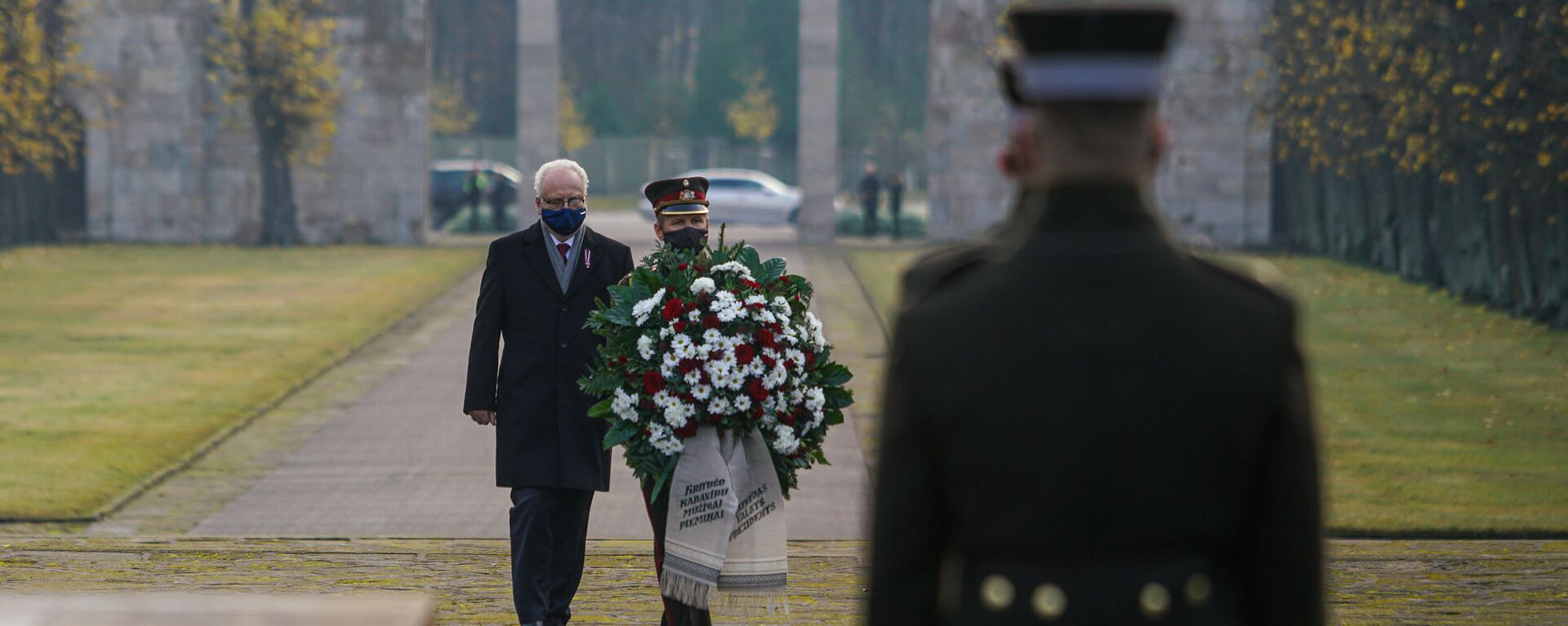 Президент Латвии Эгилс Левитс на Братском кладбище в Риге почтил память павших воинов - Sputnik Латвия, 1920, 11.11.2020