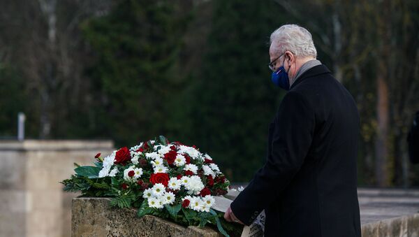 Президент Латвии Эгилс Левитс на Братском кладбище в Риге в День Лачплесиса - Sputnik Латвия