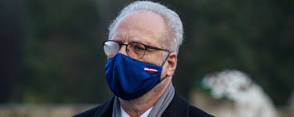 Президент Латвии Эгилс Левитс на Братском кладбище в Риге в День Лачплесиса Президент Латвии Эгилс Левитс на Братском кладбище в Риге в День Лачплесиса - Sputnik Latvija