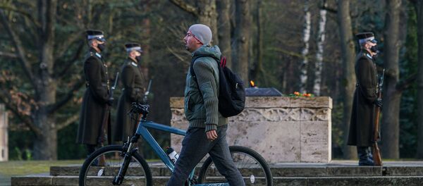 Посетитель Братского кладбища в Риге - Sputnik Латвия