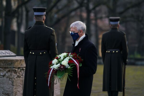 Премьер-министр Кришьянис Кариньш в День Лачплесиса на Братском кладбище в Риге - Sputnik Латвия