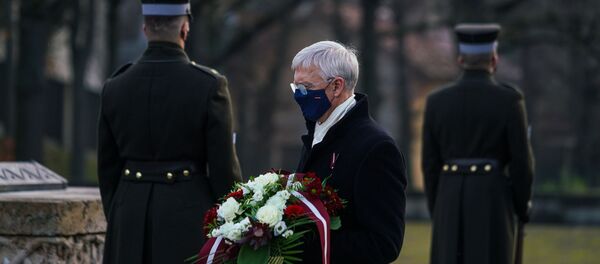 Премьер-министр Кришьянис Кариньш в День Лачплесиса на Братском кладбище в Риге - Sputnik Латвия