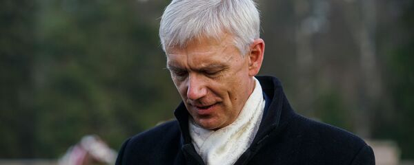 Премьер-министр Кришьянис Кариньш в День Лачплесиса на Братском кладбище в Риге - Sputnik Латвия