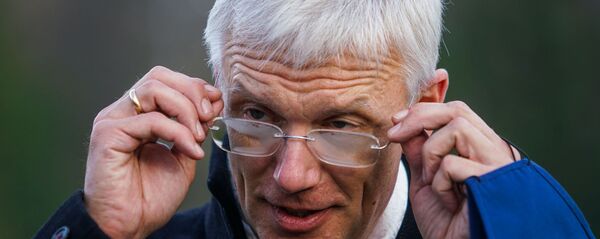 Премьер-министр Кришьянис Кариньш в День Лачплесиса на Братском кладбище в Риге - Sputnik Latvija