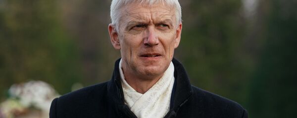 Премьер-министр Кришьянис Кариньш в День Лачплесиса на Братском кладбище в Риге - Sputnik Латвия