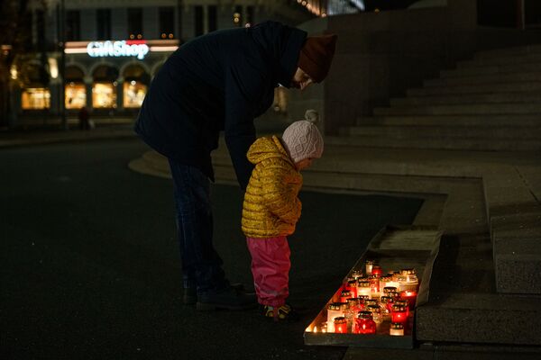 Свечи у памятника Свободы в Риге - Sputnik Латвия