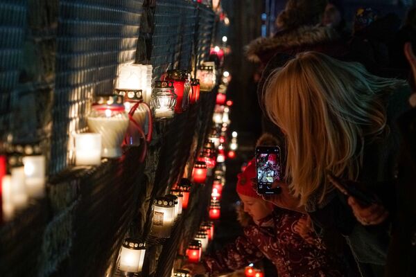 Латвийцы несут памятные свечи к стене Рижского замка в День Лачплесиса - Sputnik Латвия