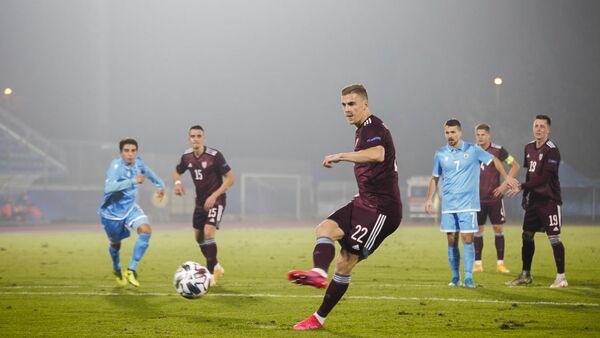 Владислав Гутковский забивает с пенальти на матче Латвия - Сан-Марино - Sputnik Латвия