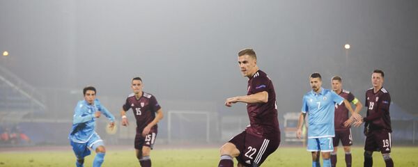 Владислав Гутковский забивает с пенальти на матче Латвия - Сан-Марино - Sputnik Латвия