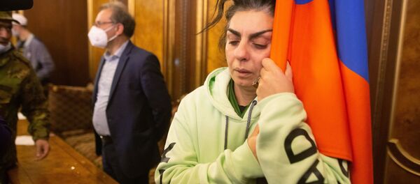 Участники акции протеста в одном из залов в здании правительства в Ереване - Sputnik Латвия